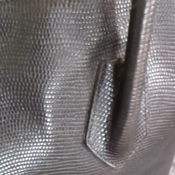 Henri Bendel VINTAGEClassic LG shoulder tote-Black Textured Leather Zip Closure
